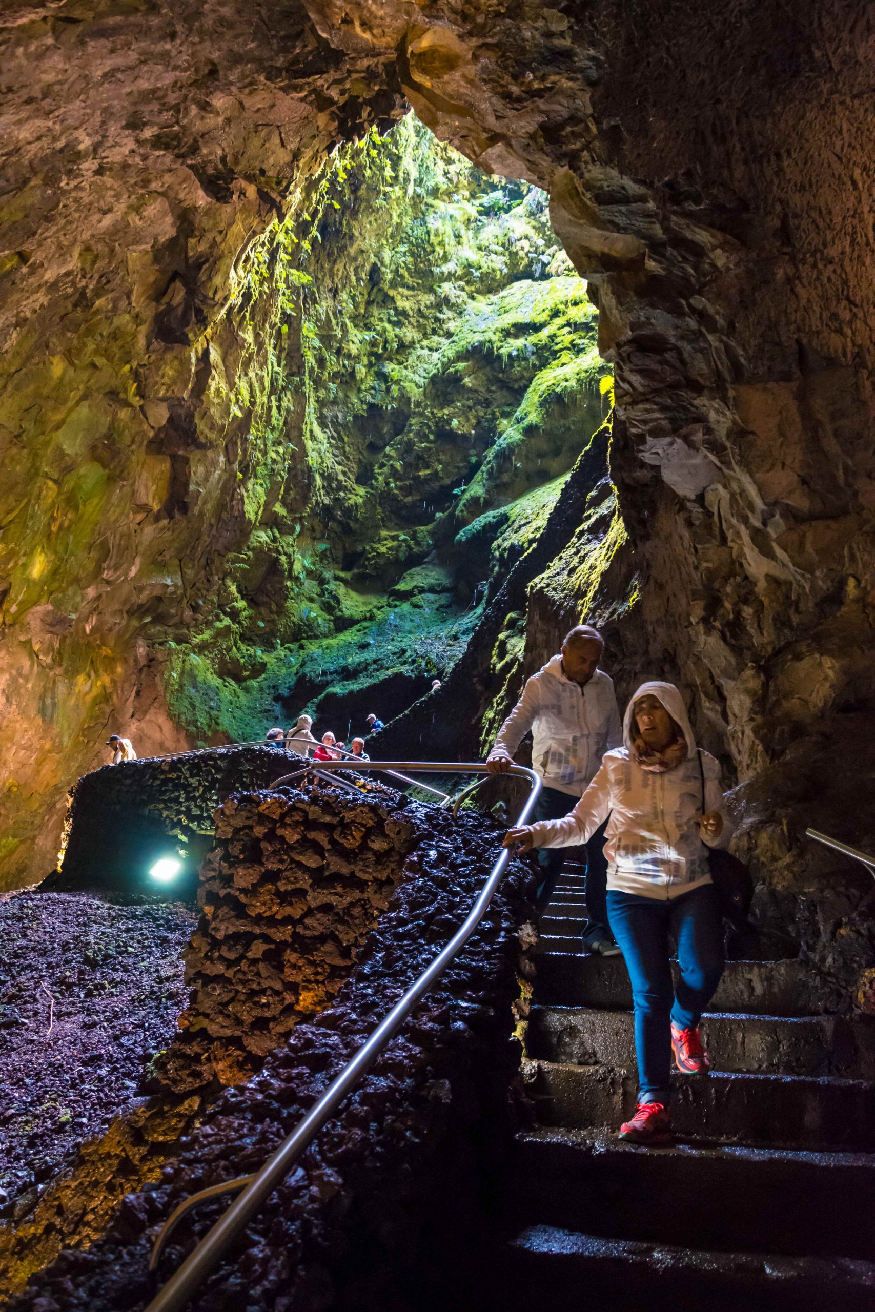 Alvaro RP | Tourists walking around the Algar do Carvão  