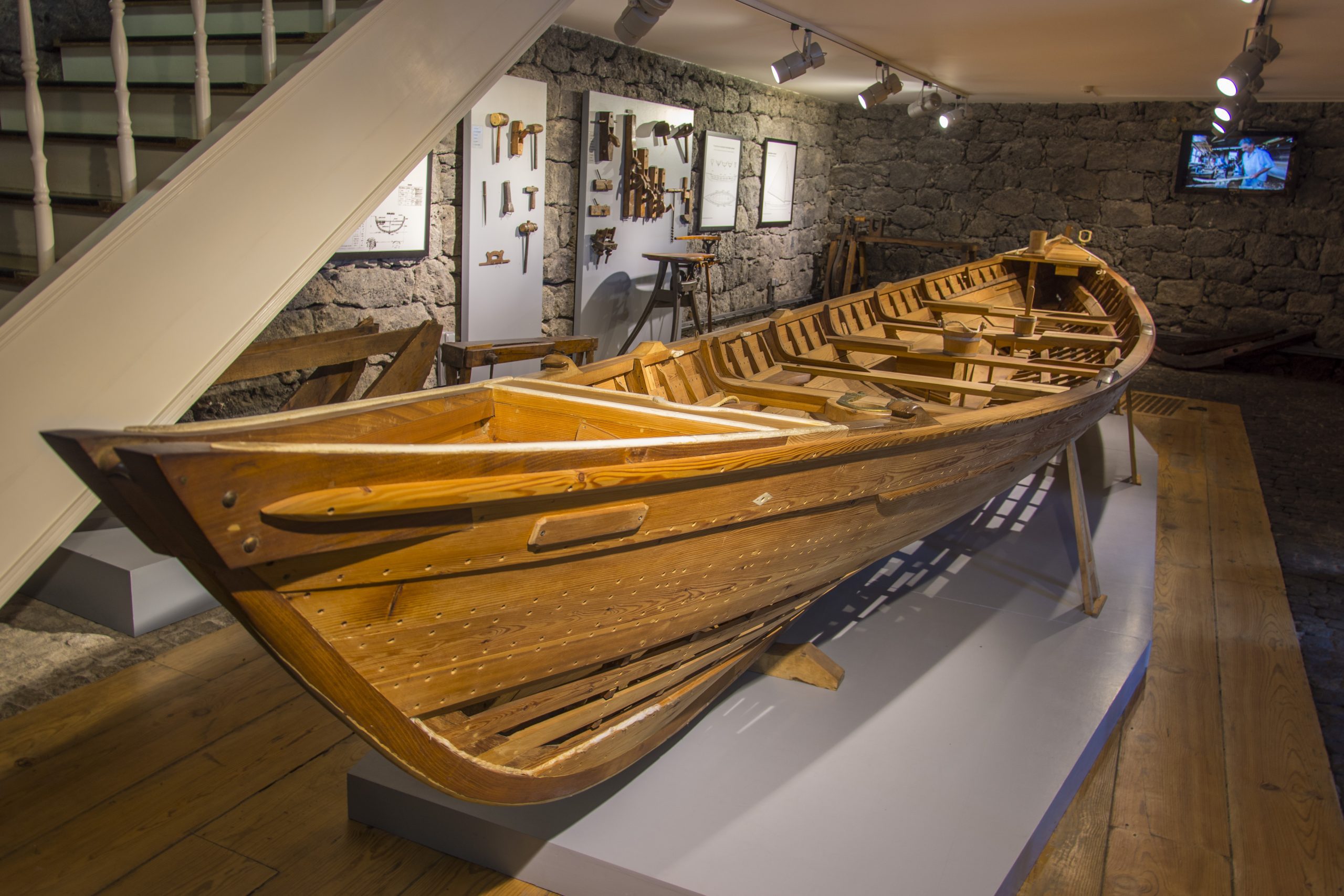 Álvaro Palácios | Un ejemplo de barco ballenero tradicional de las Azores en el Museo del Ballenero.