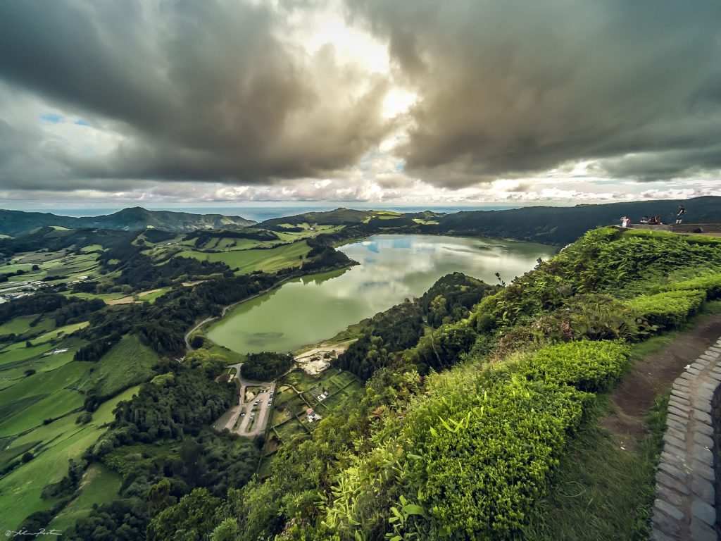 Alvaro RP | Enjoy the unmistakable privileged view over the green grassland surrounded by the crater of The Furnas Volcano in the Pico do Ferro Viewpoint.