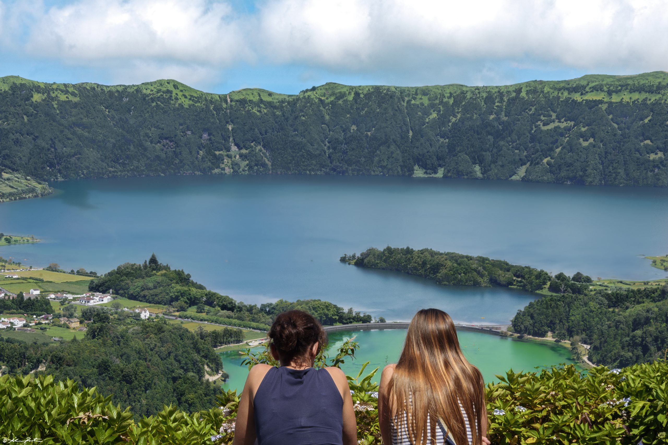 Álvaro Palácios | Watching the breathtaking view of the two-colored lake from Vista do Rei