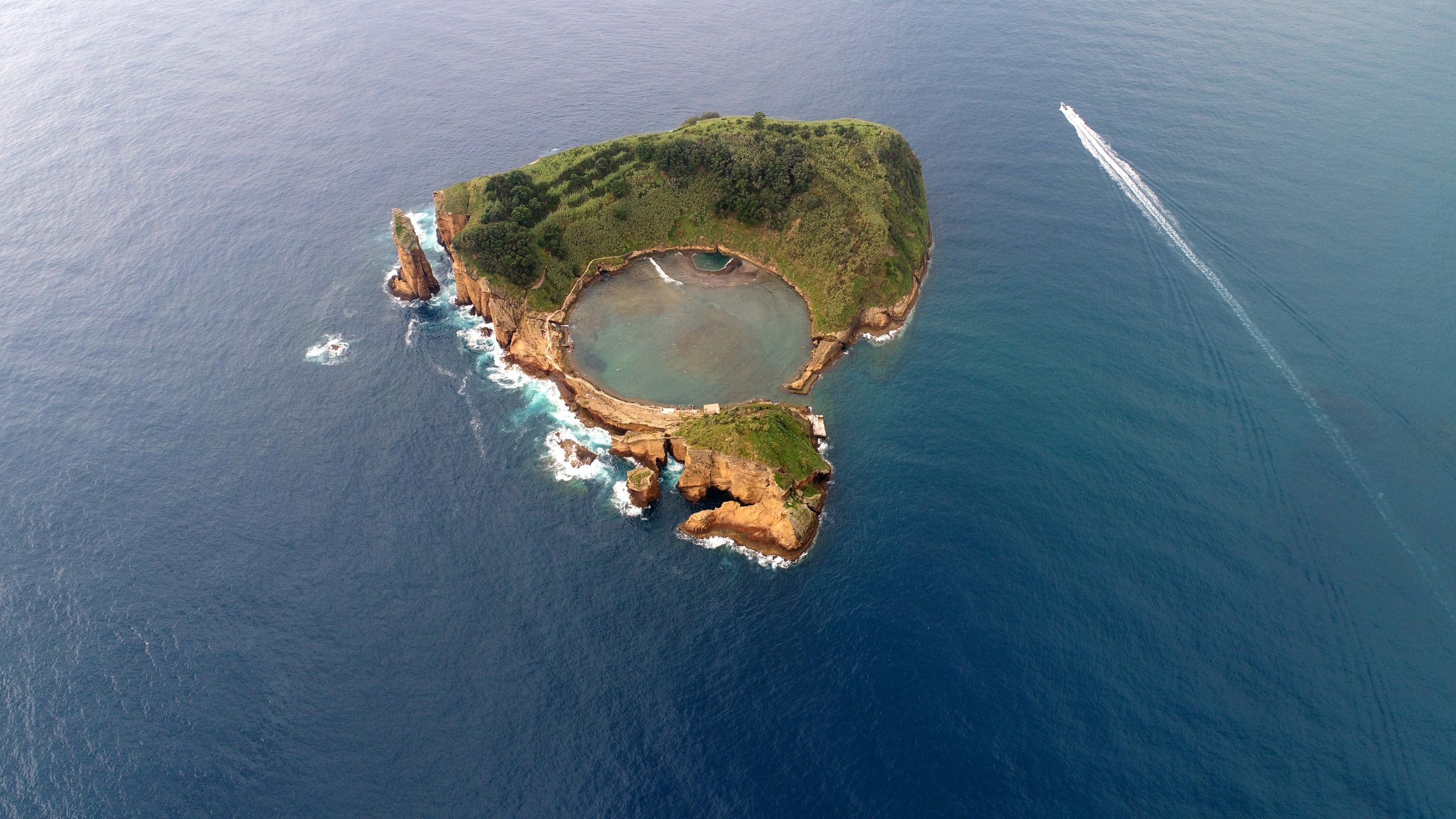 David Rodrigues | Boat passing by the islet