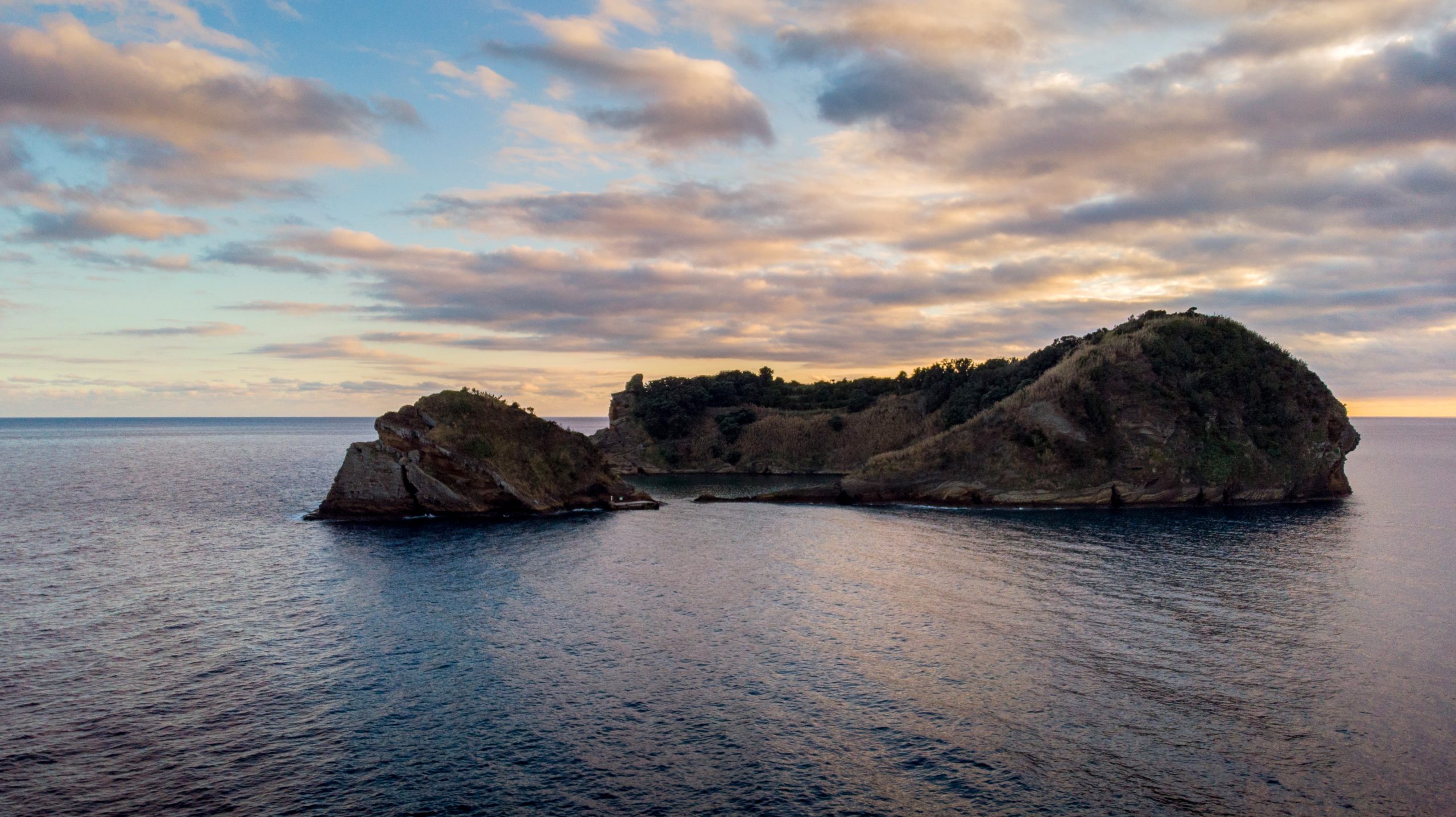 David Rodrigues | The sun setting with beautiful colors in the sky around Vila Franca islet